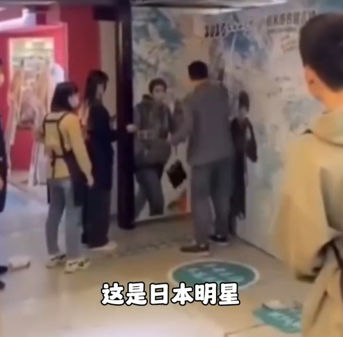 廣州市一間商場昨日(10日)展出內地作家「南派三叔」創作知名網上小說《盜墓筆記》的簽名牆,不料有男子誤以為是日本動漫,當場大鬧怒砸破壞簽名牆,最終被公安帶走。