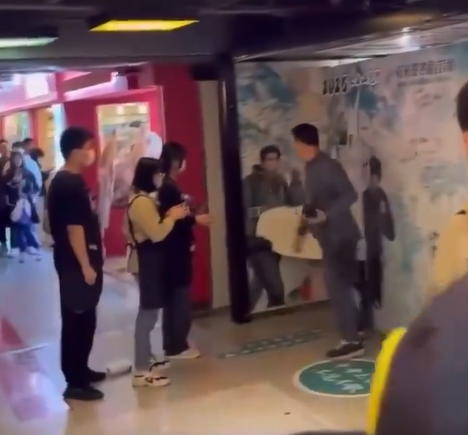 廣州市一間商場昨日(10日)展出內地作家「南派三叔」創作知名網上小說《盜墓筆記》的簽名牆,不料有男子誤以為是日本動漫,當場大鬧怒砸破壞簽名牆,最終被公安帶走。