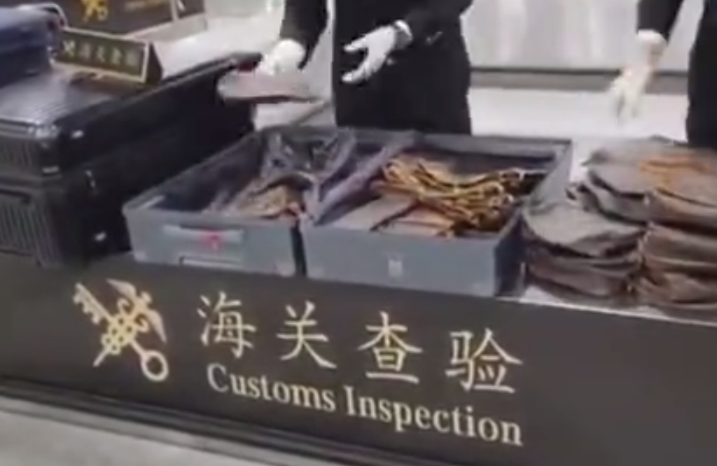 中國海關總署周日(10日)稱,近日福州海關所屬福州長樂機場海關破獲一宗走私案,檢獲LV(Louis Vuitton)品牌的舊手袋、舊背包等共316個。