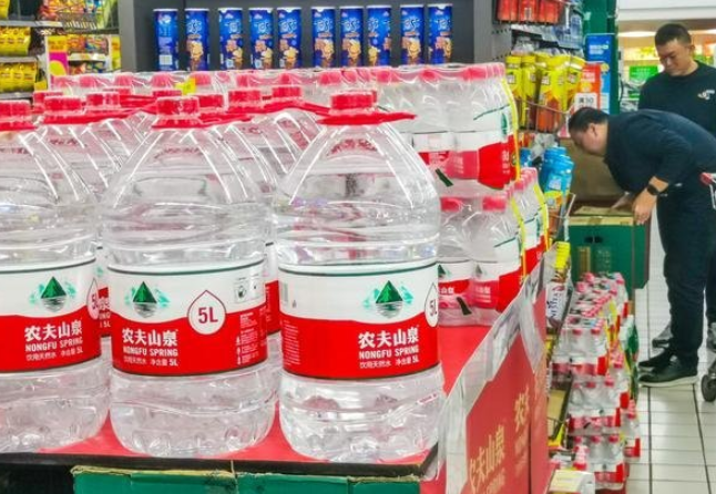 近期,內地飲品企業農夫山泉陷輿論旋渦