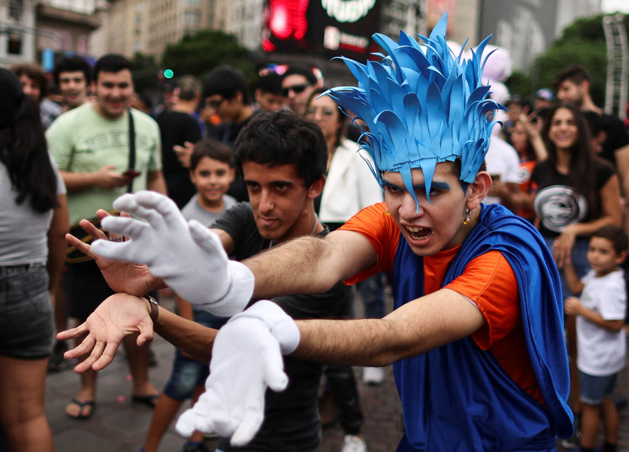 3萬名粉絲聚集,打扮成龍珠角色高唱主題曲,還模仿主角孫悟空出元氣彈及龜派氣功等動作,向帶給他們童年美好回憶的鳥山明致敬。