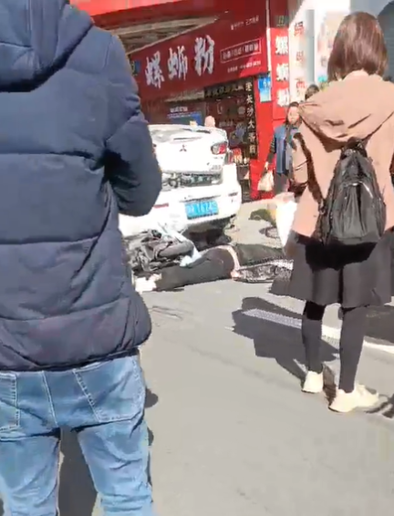 廣州鬧市今日(12日)早上9時許發生嚴重車禍,一部房車在北京路附近幾條街橫衝直撞。(影片截圖)