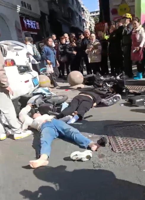 廣州鬧市今日(12日)早上9時許發生嚴重車禍,一部房車在北京路附近幾條街橫衝直撞。(影片截圖)