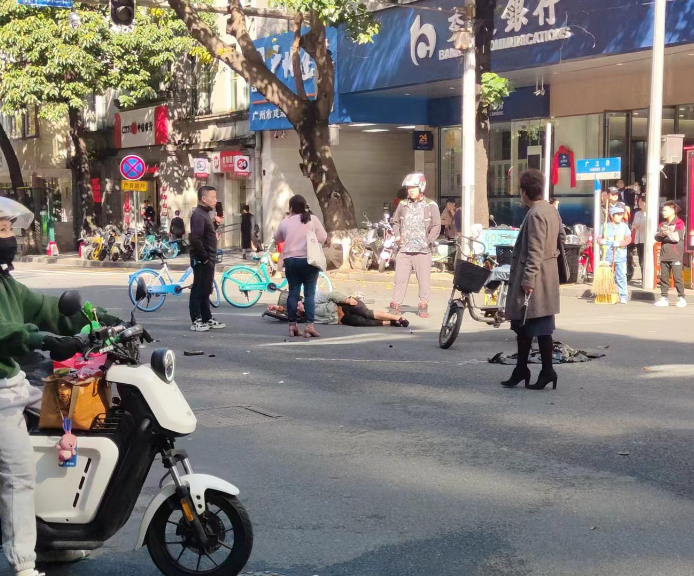 廣州鬧市今日(12日)早上9時許發生嚴重車禍,一部房車在北京路附近幾條街橫衝直撞。(影片截圖)