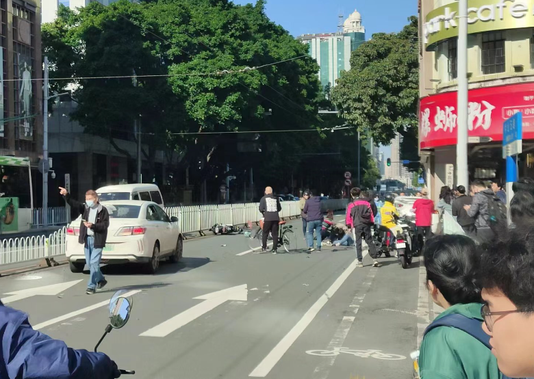 廣州鬧市今日(12日)早上9時許發生嚴重車禍,一部房車在北京路附近幾條街橫衝直撞。(影片截圖)