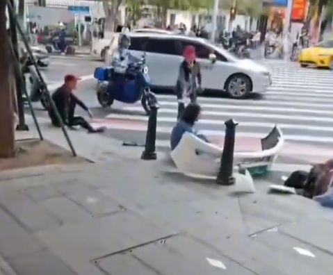 廣州鬧市今日(12日)早上9時許發生嚴重車禍,一部房車在北京路附近幾條街橫衝直撞。(影片截圖)