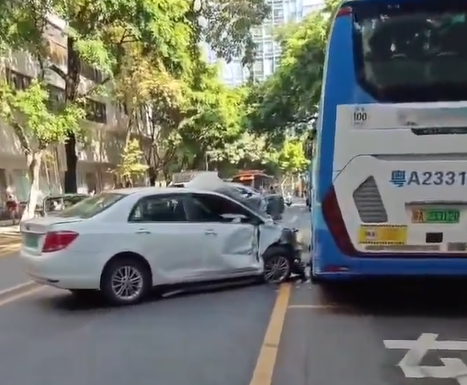 廣州鬧市今日(12日)早上9時許發生嚴重車禍,一部房車在北京路附近幾條街橫衝直撞。(影片截圖)