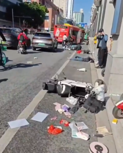 廣州鬧市今日(12日)早上9時許發生嚴重車禍,一部房車在北京路附近幾條街橫衝直撞。(影片截圖)