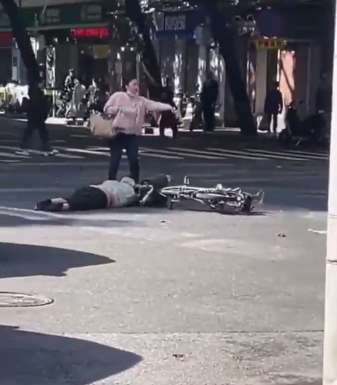 廣州鬧市今日(12日)早上9時許發生嚴重車禍,一部房車在北京路附近幾條街橫衝直撞。(影片截圖)