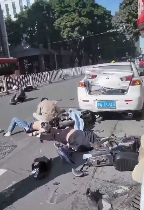 廣州鬧市今日(12日)早上9時許發生嚴重車禍,一部房車在北京路附近幾條街橫衝直撞。(影片截圖)