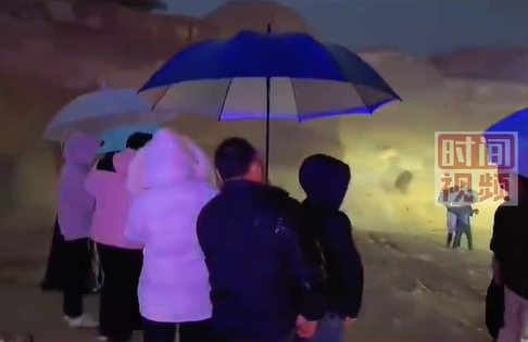 廣東省潮州市3名男童周日(10日)騎單車外出後失蹤,潮安區登塘鎮人民政府周一(11日)指在沙場找到全部男孩,經搶救無效死亡,經調查他們被沙堆掩埋造成窒息死亡。現場見到沙堆附近有他們的單車和衣物。