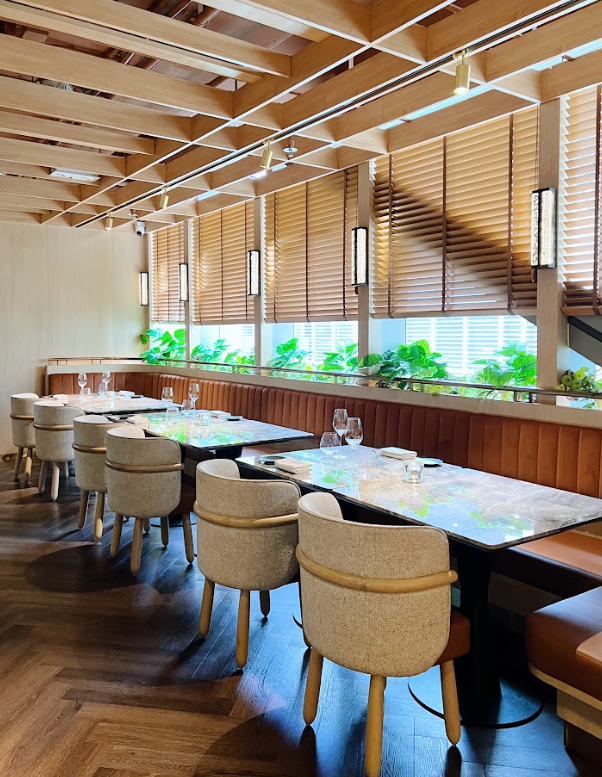 Donovan 於 2023 年尾決定重臨香港,於銅鑼灣開設以其名字命名的餐廳「DONOVAN」,貫徹他熟練的法式烹調技巧,炮製精緻卻親民的精品菜式。