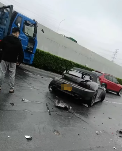 廣台高速公路周日(3月10日)發生交通意外,本港著名「絕版跑車」本田S2000嚴重變形。(Facebook群組「港車北上分享群」)