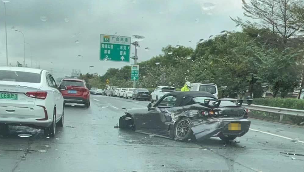 廣台高速公路周日(3月10日)發生交通意外,本港著名「絕版跑車」本田S2000嚴重變形。(Facebook群組「港車北上分享群」)