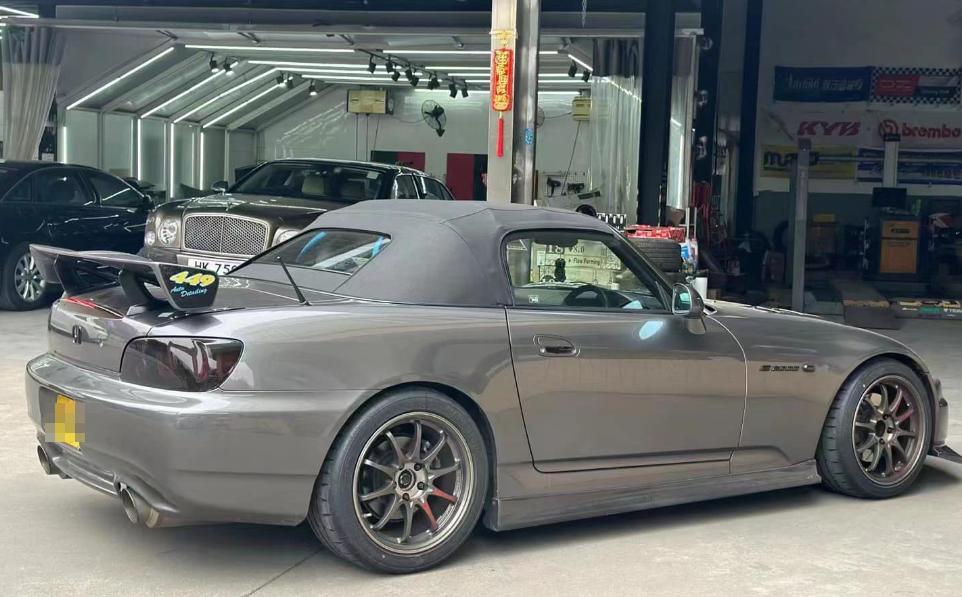 廣台高速公路周日(3月10日)發生交通意外,本港著名「絕版跑車」本田S2000嚴重變形。(Facebook群組「港車北上分享群」)