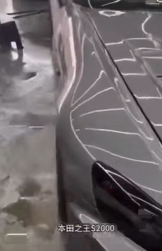 有車房人員於社交平台拍片介紹該車及測試車輛性能,形容「港車北上真的興奮」,又明言「到時整完之後呢,試試(車)畀大家睇下係咩嘢feel」。