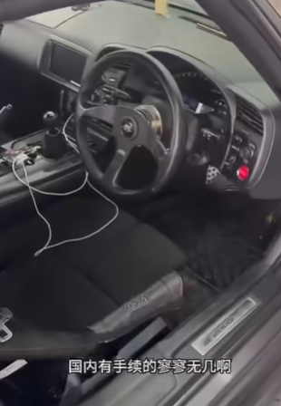 有車房人員於社交平台拍片介紹該車及測試車輛性能,形容「港車北上真的興奮」,又明言「到時整完之後呢,試試(車)畀大家睇下係咩嘢feel」。