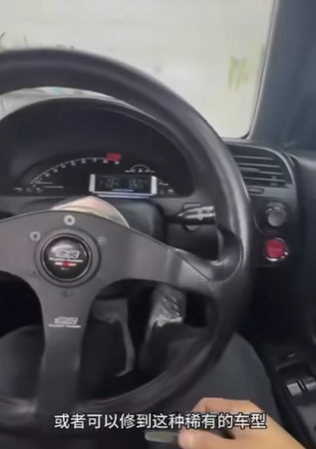 有車房人員於社交平台拍片介紹該車及測試車輛性能,形容「港車北上真的興奮」,又明言「到時整完之後呢,試試(車)畀大家睇下係咩嘢feel」。