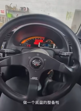 有車房人員於社交平台拍片介紹該車及測試車輛性能,形容「港車北上真的興奮」,又明言「到時整完之後呢,試試(車)畀大家睇下係咩嘢feel」。