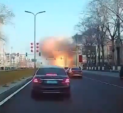 河北省廊坊三河市13日早上近8時有炸雞店疑發生燃氣爆炸,威力極大。(影片截圖)