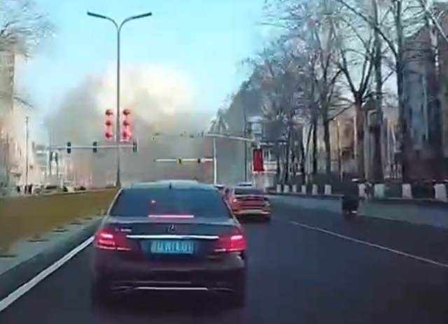 河北省廊坊三河市13日早上近8時有炸雞店疑發生燃氣爆炸,威力極大。(影片截圖)