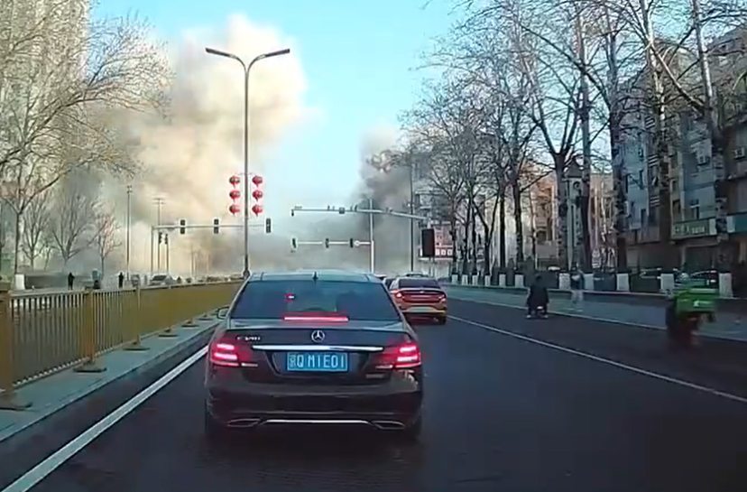河北省廊坊三河市13日早上近8時有炸雞店疑發生燃氣爆炸,威力極大。(影片截圖)