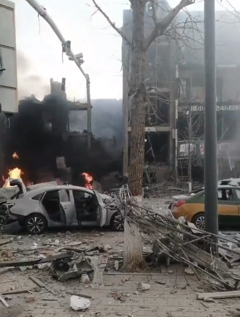 河北省廊坊三河市13日早上近8時有炸雞店疑發生燃氣爆炸,威力極大。(影片截圖)