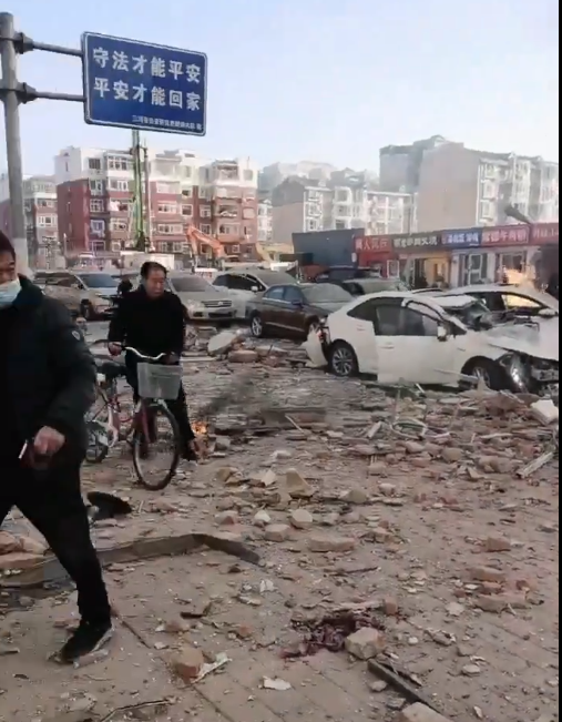 河北省廊坊三河市13日早上近8時有炸雞店疑發生燃氣爆炸,威力極大。(影片截圖)
