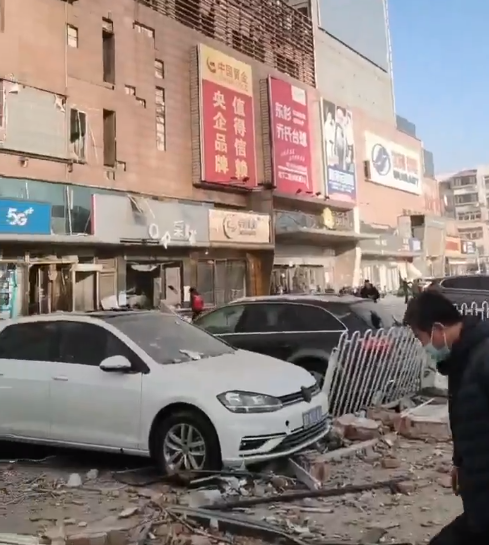 河北省廊坊三河市13日早上近8時有炸雞店疑發生燃氣爆炸,威力極大。(影片截圖)