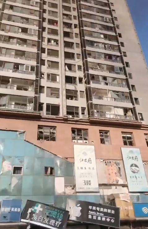 河北省廊坊三河市13日早上近8時有炸雞店疑發生燃氣爆炸,威力極大。(影片截圖)