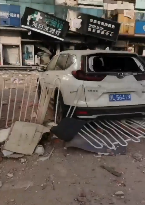 河北省廊坊三河市13日早上近8時有炸雞店疑發生燃氣爆炸,威力極大。(影片截圖)