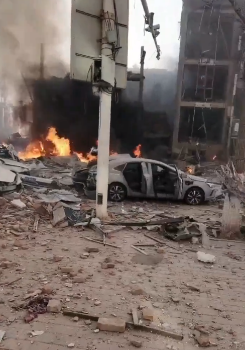 河北省廊坊三河市13日早上近8時有炸雞店疑發生燃氣爆炸,威力極大。(影片截圖)