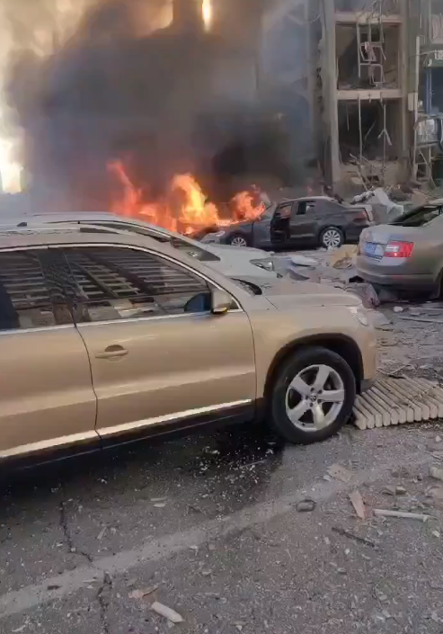 河北省廊坊三河市13日早上近8時有炸雞店疑發生燃氣爆炸,威力極大。(影片截圖)