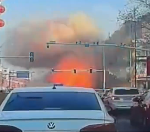 河北省廊坊三河市13日早上近8時有炸雞店疑發生燃氣爆炸,威力極大。(影片截圖)