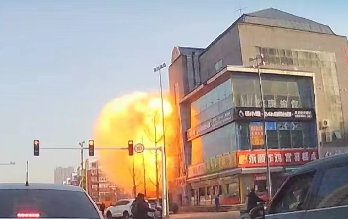 河北省廊坊三河市13日早上近8時有炸雞店疑發生燃氣爆炸,威力極大。(影片截圖)