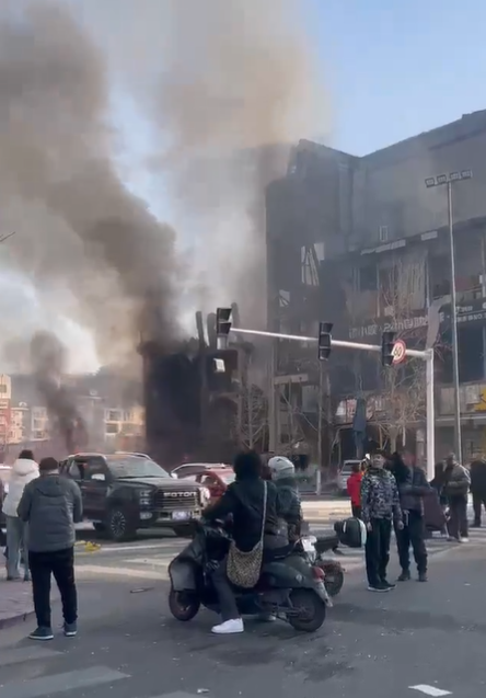 河北省廊坊三河市13日早上近8時有炸雞店疑發生燃氣爆炸,威力極大。(影片截圖)