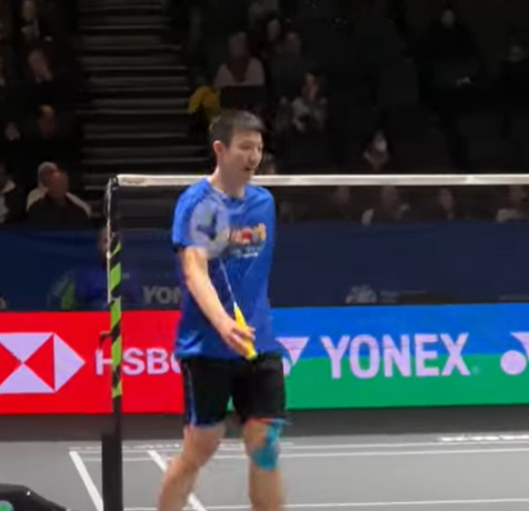 王子維比賽時非穿上專業的運動上衣,而是普通T恤,第2局更換成《蠟筆小新》T恤,恍如一位業餘羽毛球愛好者,場面令人啼笑皆非。