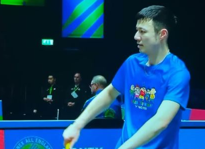 王子維比賽時非穿上專業的運動上衣,而是普通T恤,第2局更換成《蠟筆小新》T恤,恍如一位業餘羽毛球愛好者,場面令人啼笑皆非。