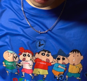 王子維比賽時非穿上專業的運動上衣,而是普通T恤,第2局更換成《蠟筆小新》T恤,恍如一位業餘羽毛球愛好者,場面令人啼笑皆非。