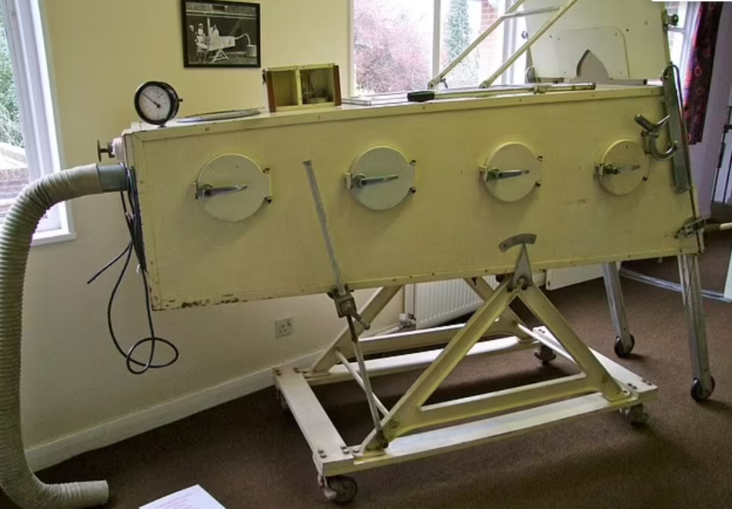 鐵肺以真空原理擴充及壓縮病人肺部,讓其可吸入氧氣。(互聯網)