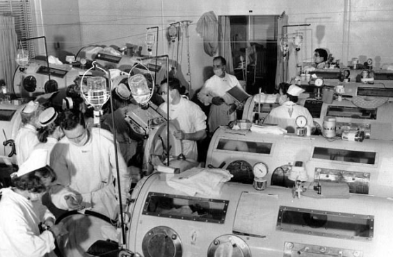 當年醫院的「鐵肺」。(互聯網)