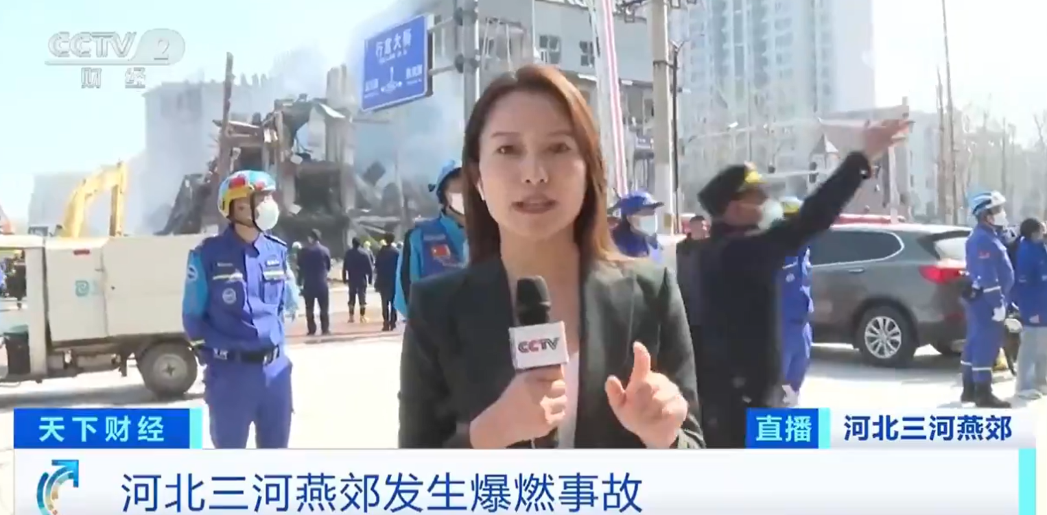 央視總台記者楊海靈在現場進行直播期間,有多名身穿制服的男子上前擋住鏡頭,有人稱「太危險了,不可以進入」,要求人員離開