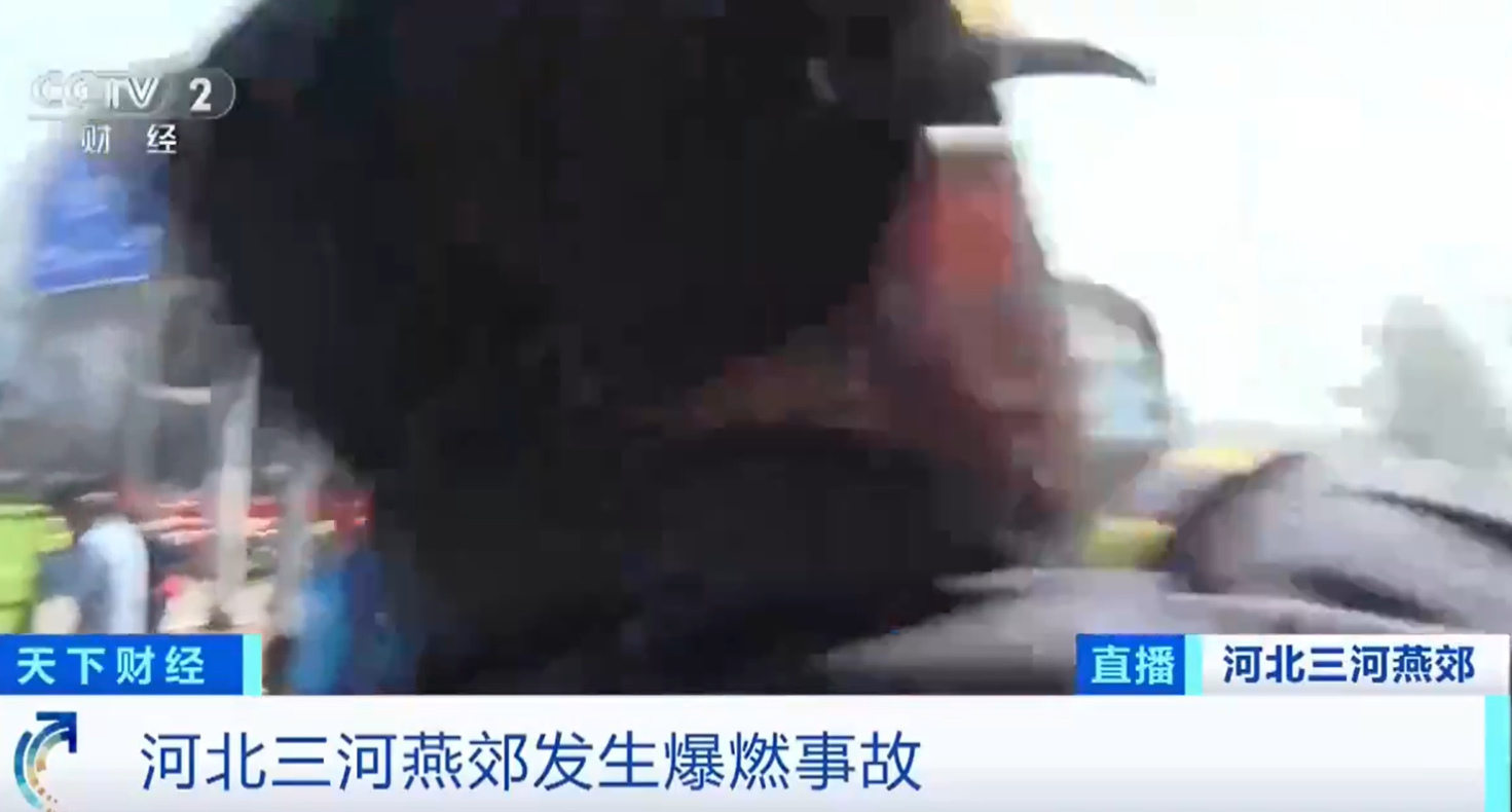 央視總台記者楊海靈在現場進行直播期間,有多名身穿制服的男子上前擋住鏡頭,有人稱「太危險了,不可以進入」,要求人員離開