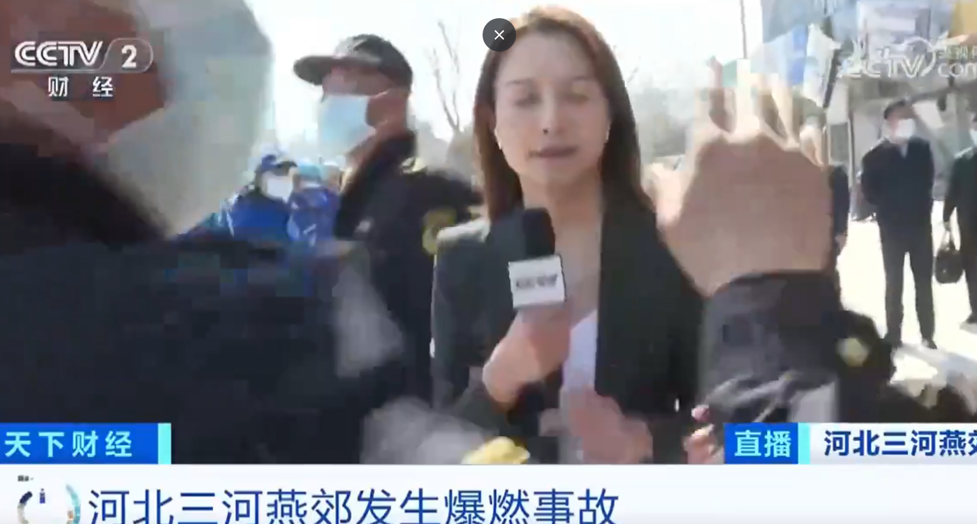 央視總台記者楊海靈在現場進行直播期間,有多名身穿制服的男子上前擋住鏡頭,有人稱「太危險了,不可以進入」,要求人員離開