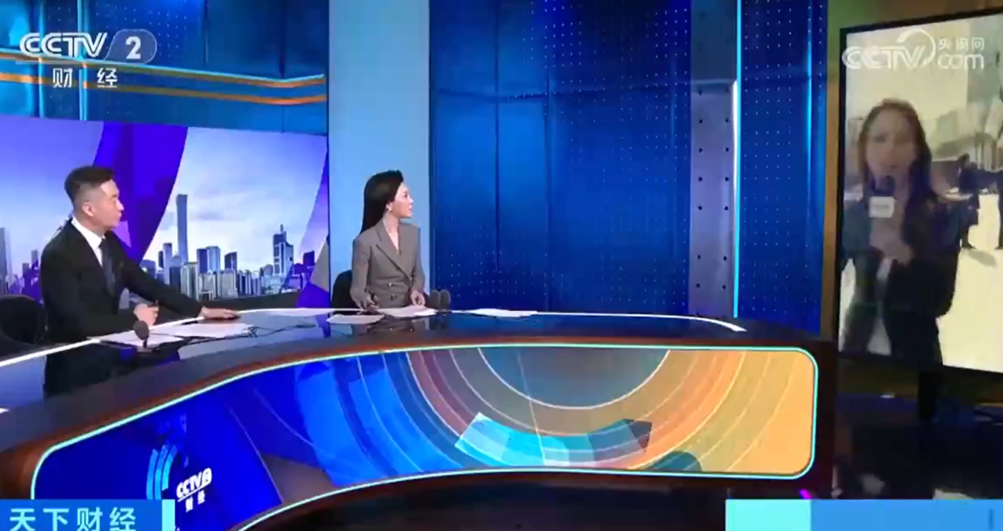 後直播中斷,總台直播間的兩名主播表情錯愕