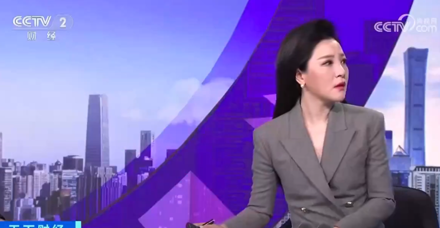 後直播中斷,總台直播間的兩名主播表情錯愕