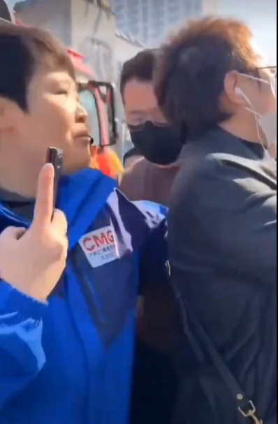另一段片段顯示,3名央視記者在現場被10多名制服人員推撞、包圍和驅逐。