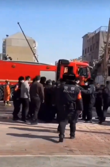 另一段片段顯示,3名央視記者在現場被10多名制服人員推撞、包圍和驅逐。