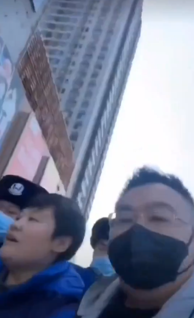 另一段片段顯示,3名央視記者在現場被10多名制服人員推撞、包圍和驅逐。