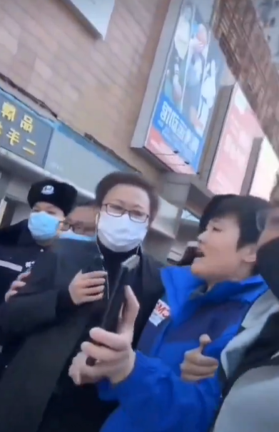 另一段片段顯示,3名央視記者在現場被10多名制服人員推撞、包圍和驅逐。
